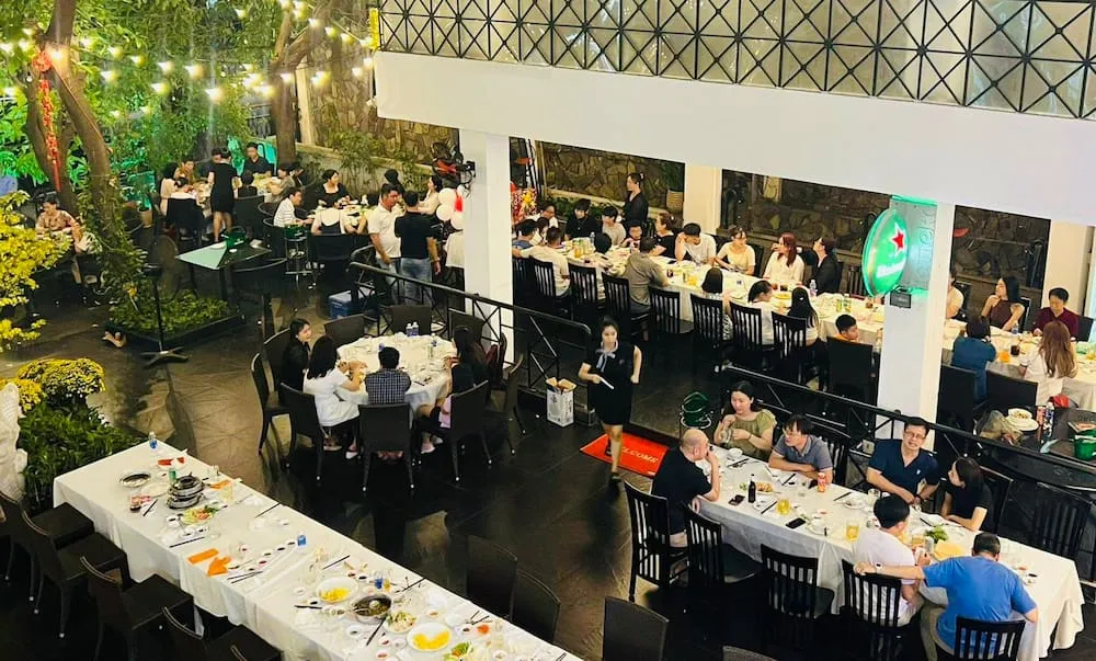 Sảnh tiệc rộng rãi phục vụ hải sản tại nhà hàng Hồng Hải Pasteur