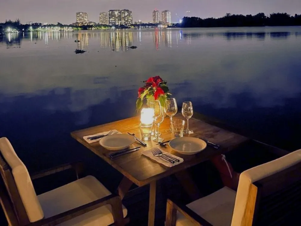 Không gian hẹn hò vô cùng lãng mạn tại The Deck Saigon