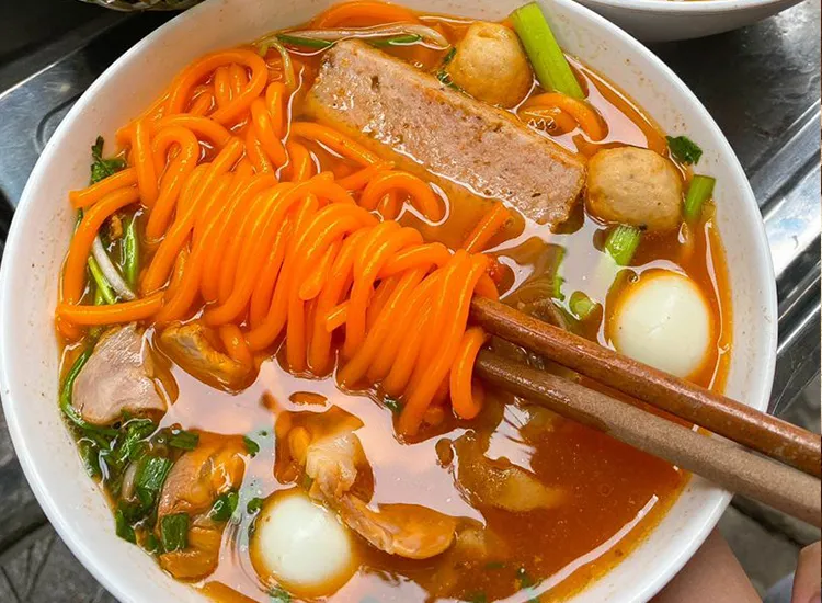 Nước dùng trong vắt, ngọt từ xương heo ninh lâu và tôm khô xay nhuyễn