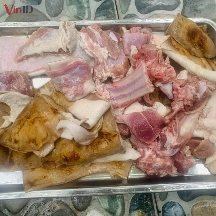 Thịt dê sau khi thui da chuyển màu vàng nâu