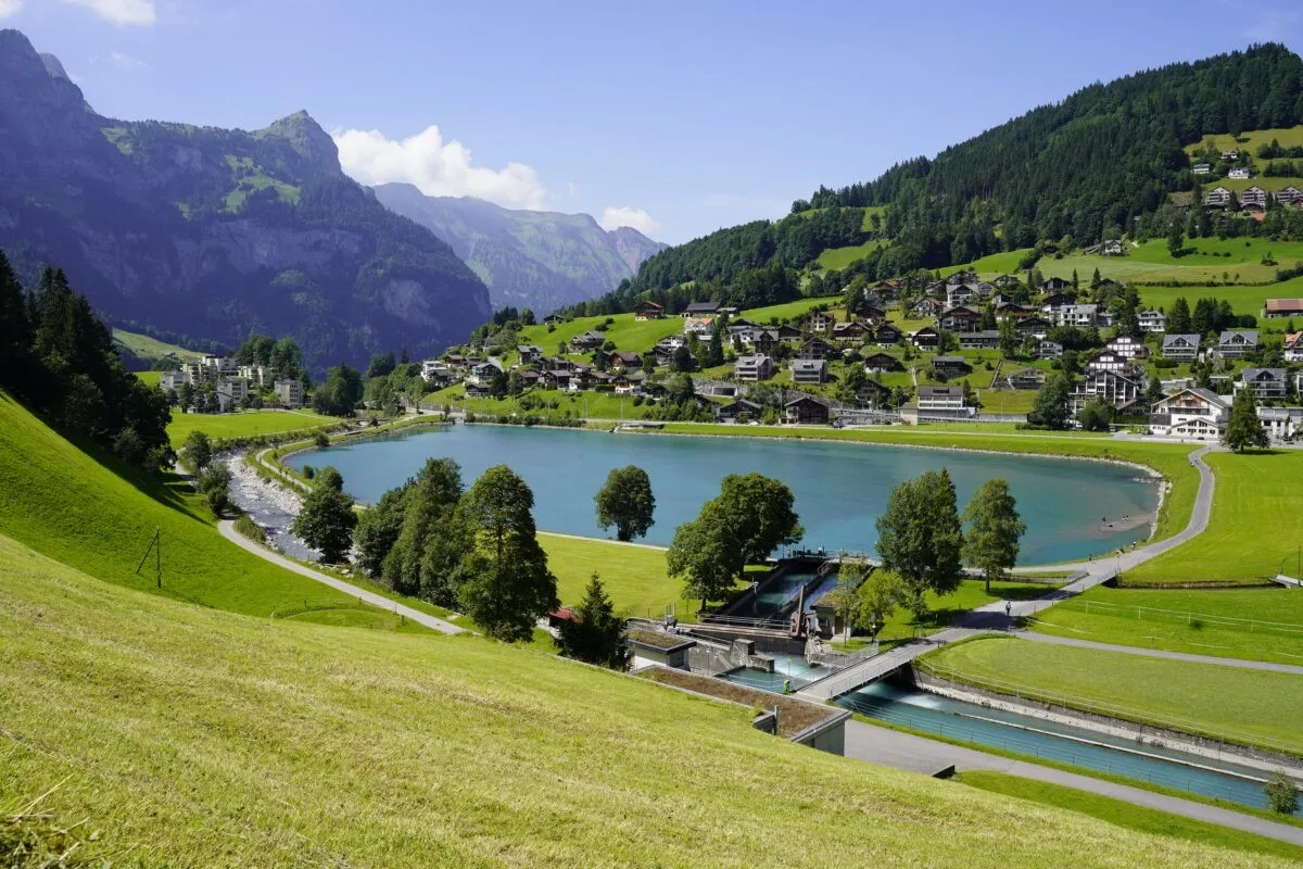 Thị trấn nghỉ dưỡng Engelberg yên bình nằm dưới chân dãy núi Alps hùng vĩ