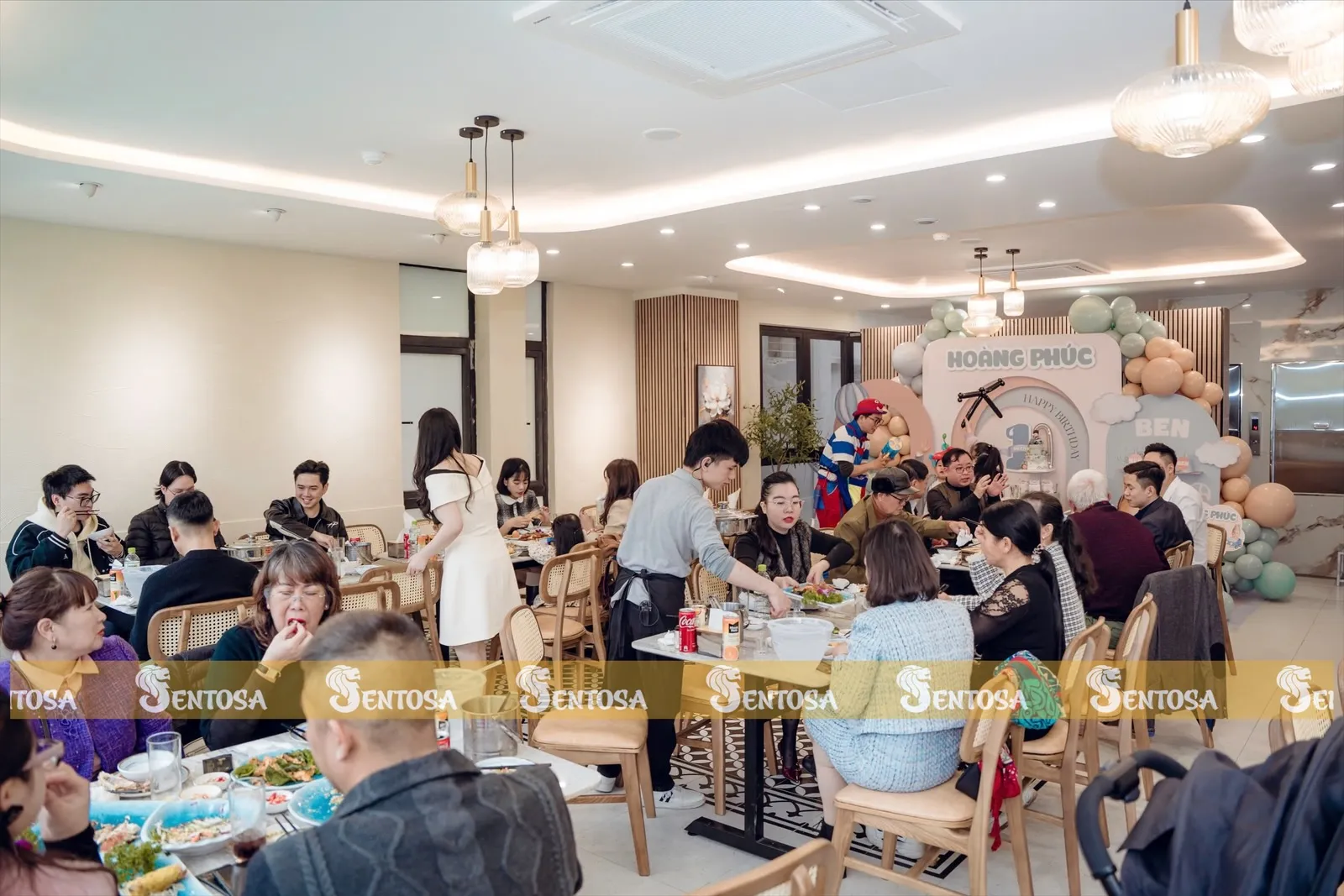 Thực đơn đa dạng tại nhà hàng Sentosa với các món ăn phù hợp cho tiệc sinh nhật trẻ em