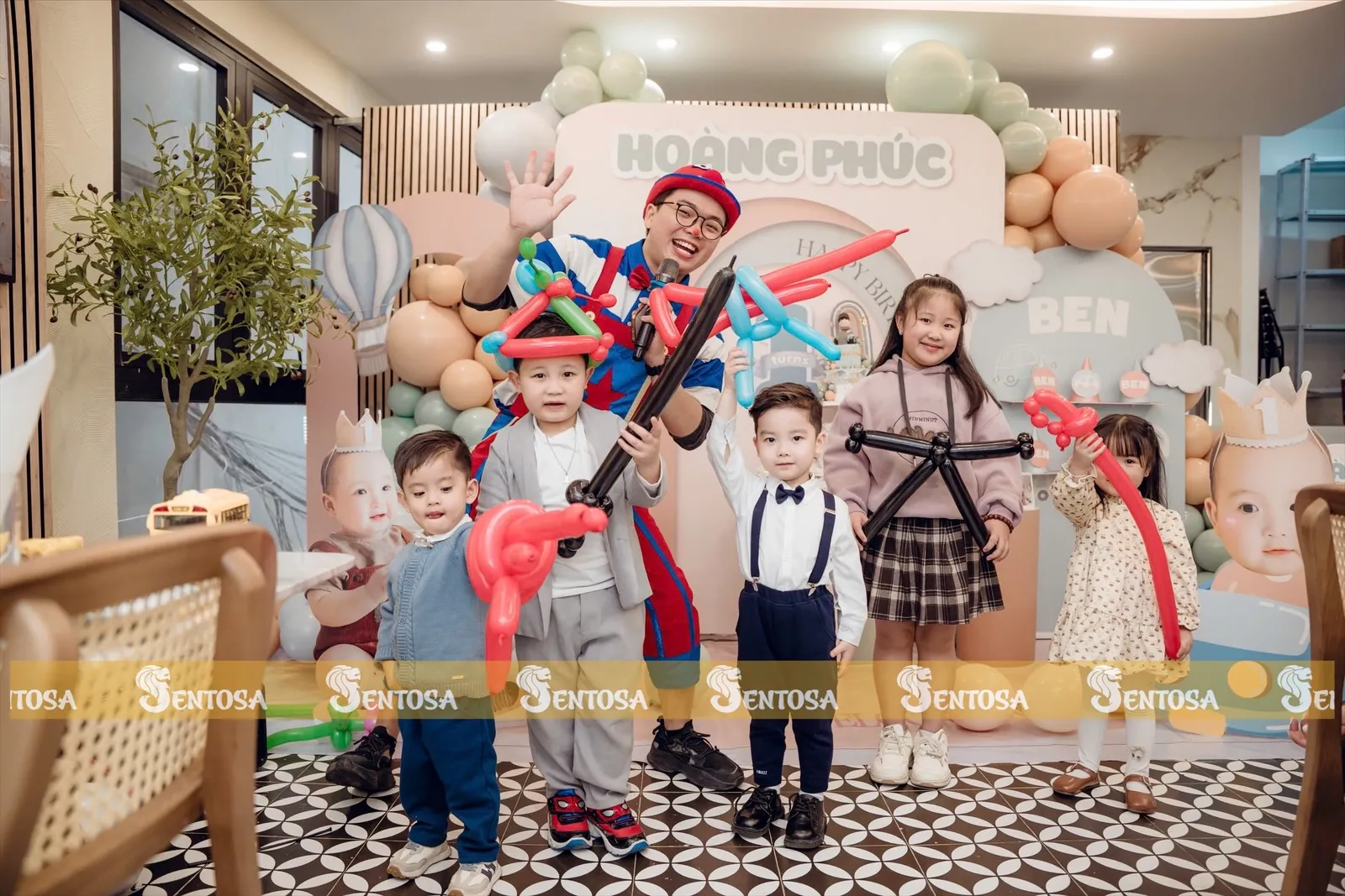 Chú hề vui nhộn tạo không khí sôi động cho tiệc sinh nhật trẻ em tại Sentosa