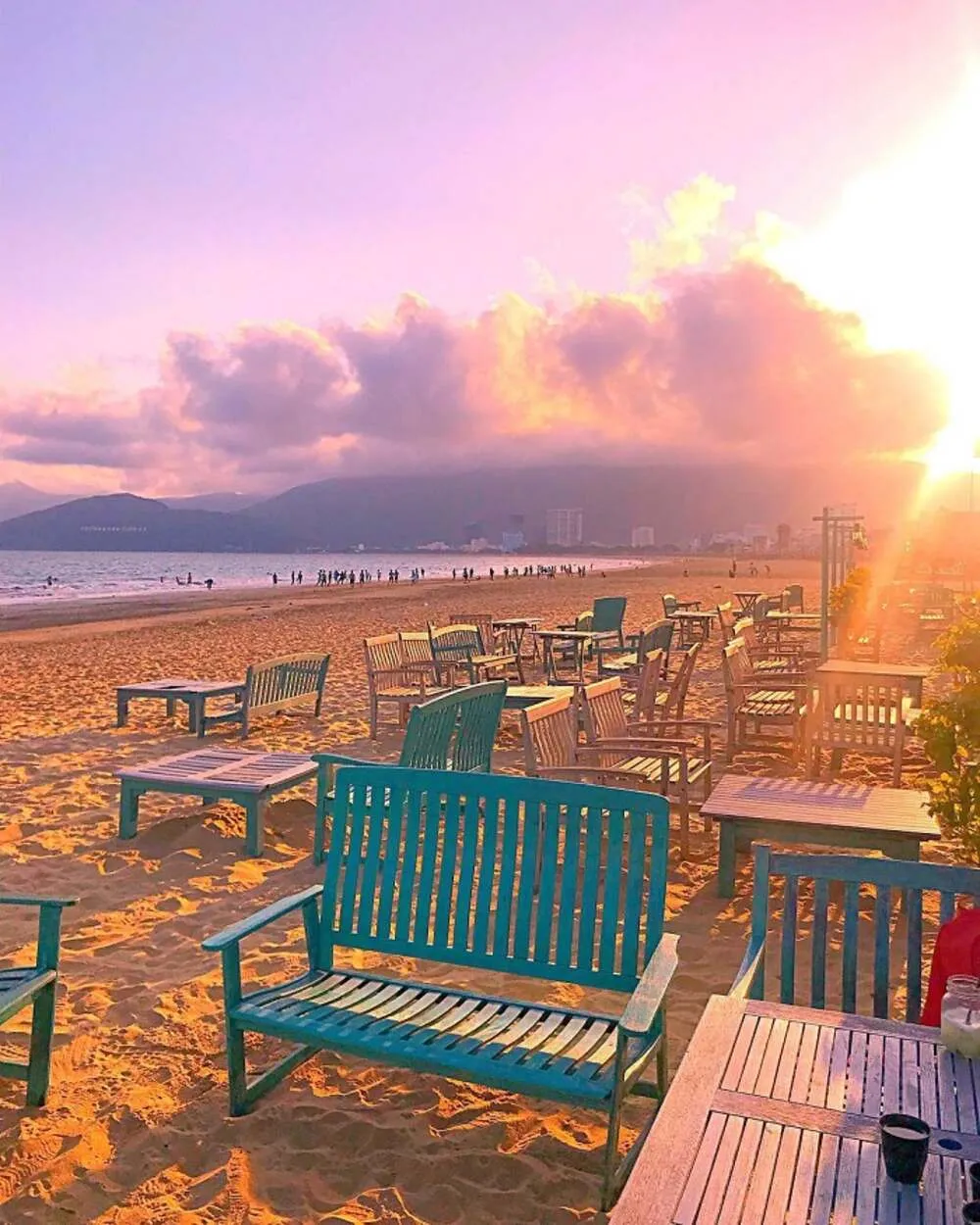 Hoàng hôn trên biển Quy Nhơn với bầu trời màu cam đỏ