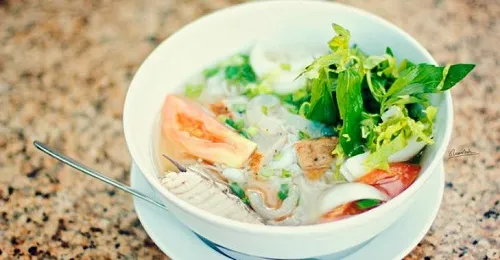 Bún sứa Nha Trang với nước dùng thanh ngọt từ cá