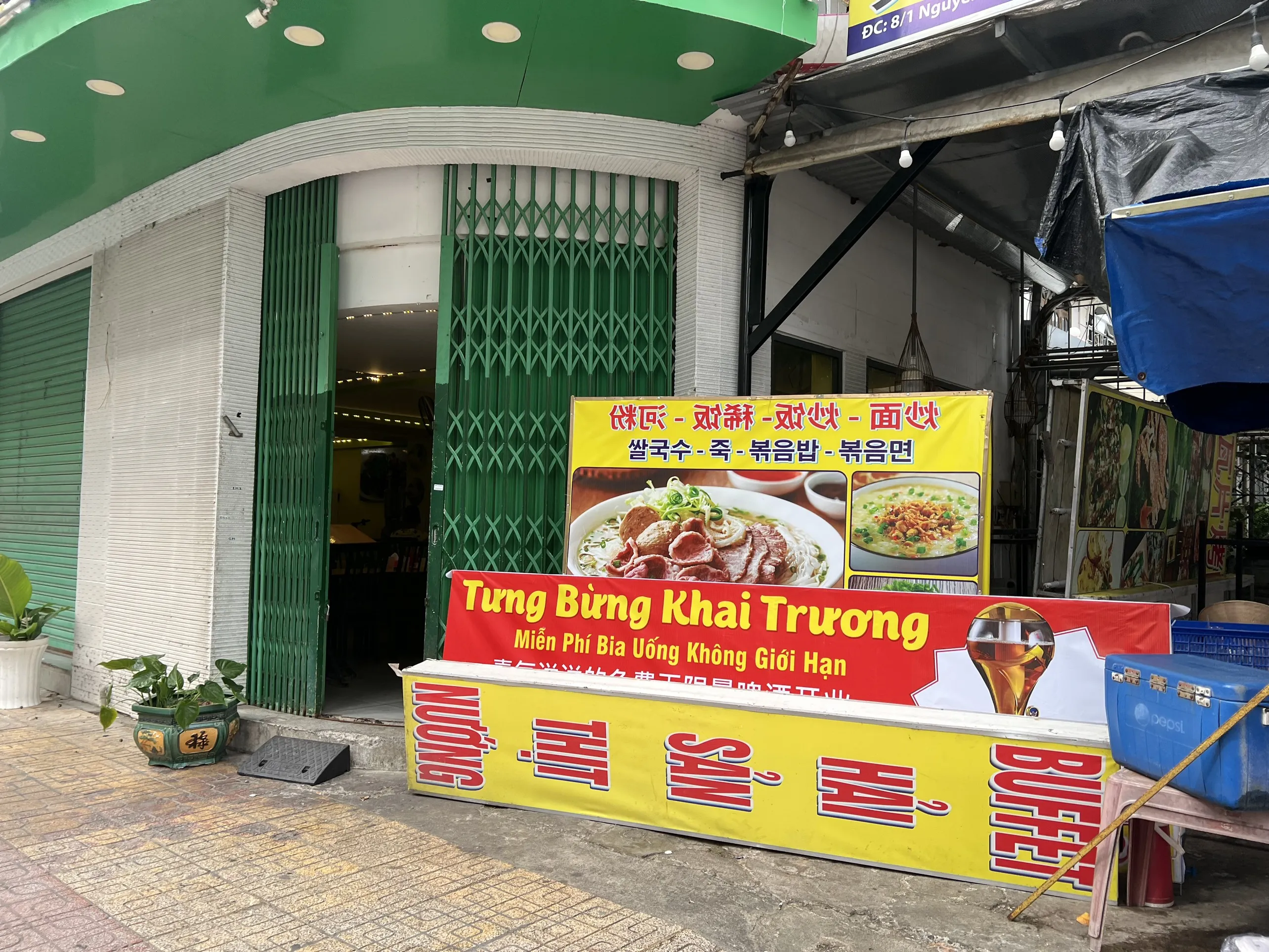 Nhà hàng A. đã tháo toàn bộ bảng hiệu