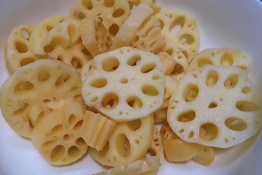 Cắt củ sen thành các khúc vừa ăn