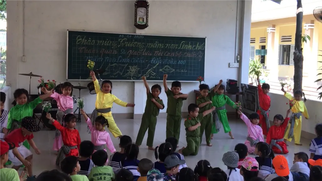 Học sinh tham quan Bảo tàng Quân đoàn 4 lịch sử