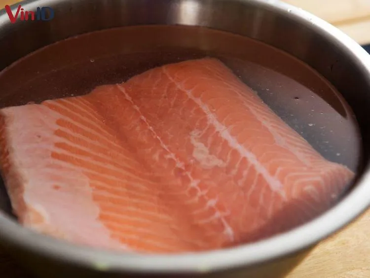 Dùng giấm hoặc rượu trắng để làm sạch cá hồi giúp món ăn thơm ngon hơn
