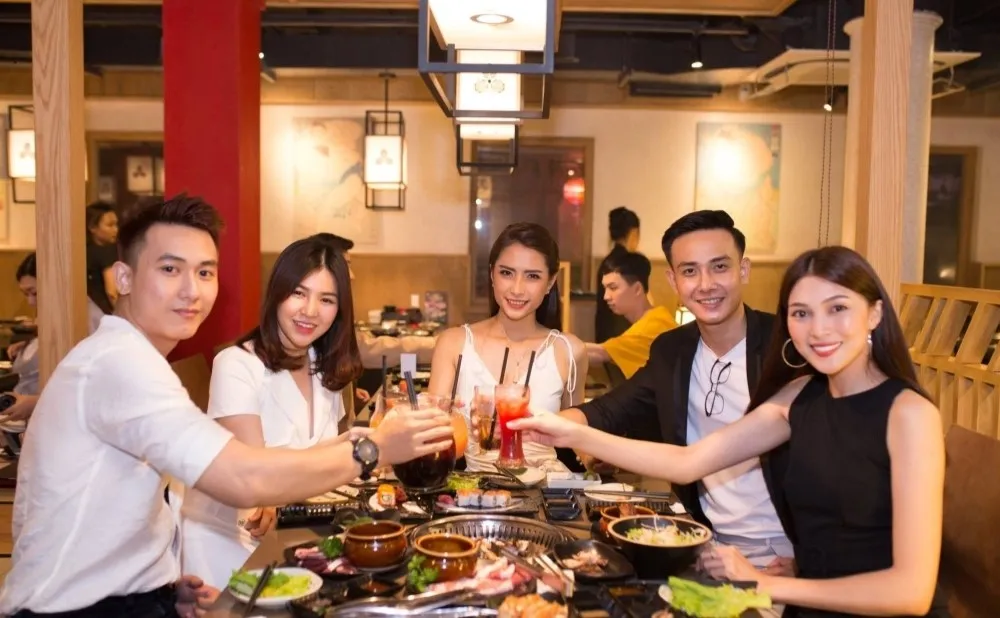 Tham khảo ý kiến của bạn bè, người thân để lựa chọn được nhà hàng Tân Phú phù hợp với nhu cầu