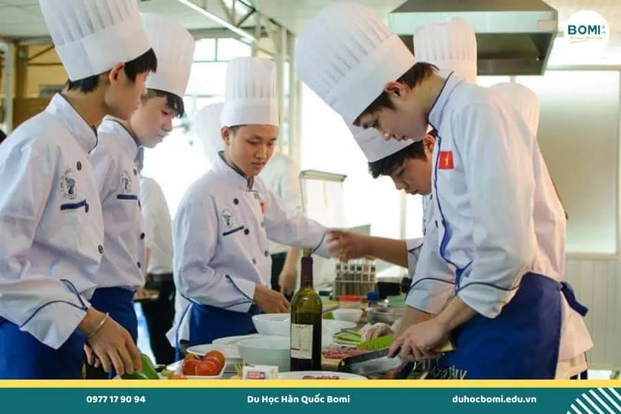 Học viên tham quan chợ truyền thống Gwangjang cùng giảng viên