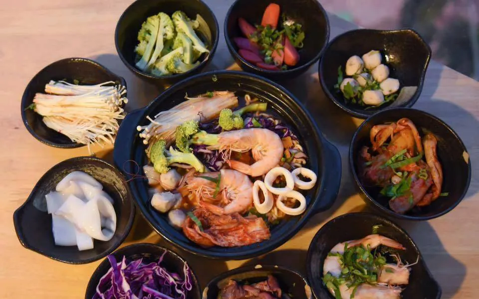 Không gian phục vụ tại Busan luôn tấp nập khách hàng, minh chứng cho chất lượng món ăn