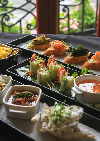 Món ăn được trang trí cầu kỳ, đẹp mắt