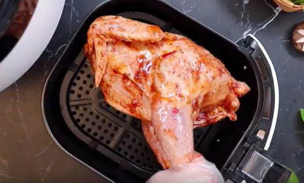 Gà nguyên con được tẩm ướp gia vị đậm đà, sẵn sàng cho món gà tiềm ớt hiểm