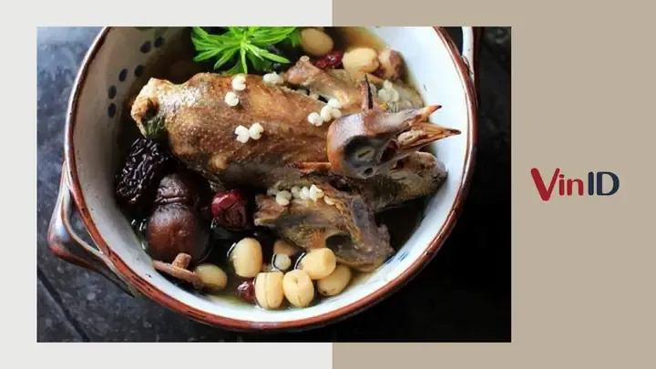 Món gà tần hạt sen ngải cứu thơm ngon sau khi hoàn thành