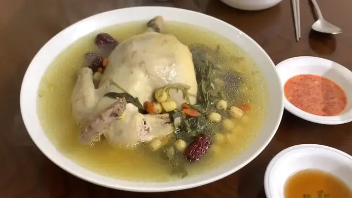 Hạt sen và ngải cứu là hai thành phần quan trọng trong món ăn