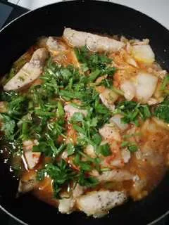 Đĩa gà xào kim chi đậm đà với màu đỏ đặc trưng từ ớt bột Hàn Quốc