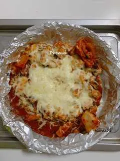 Lớp phô mai tan chảy óng ả phủ lên món gà xào kim chi thơm nức mũi