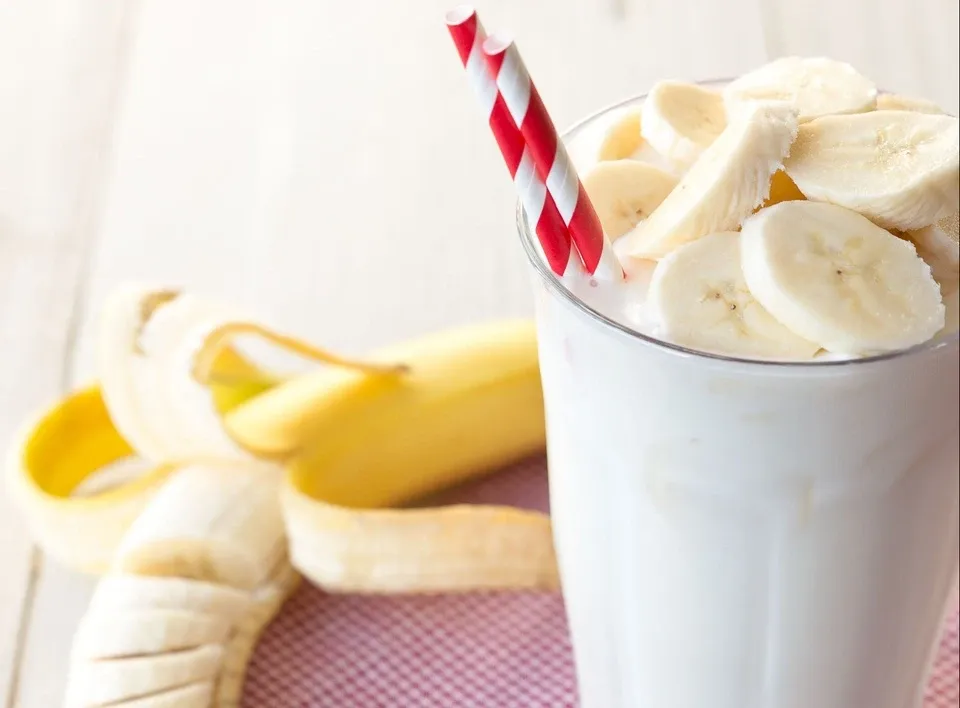 Các đồ uống làm từ sữa tươi kết hợp trái cây và hạt ngũ cốc dinh dưỡng