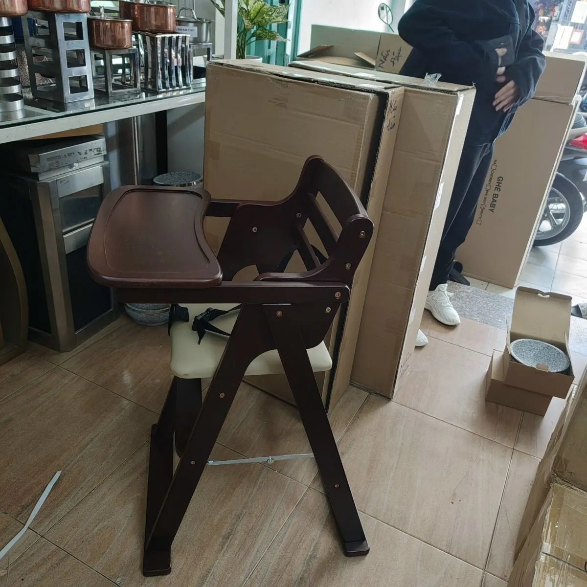 Ghế cho bé ngồi nhà hàng với khay ăn tháo rời và dây an toàn