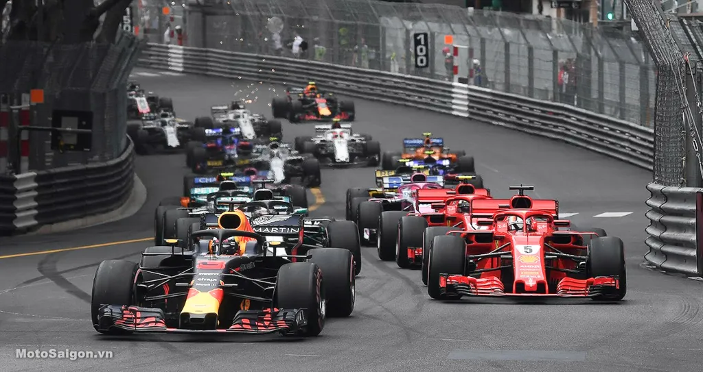 Khán giả chuẩn bị đồ dùng cá nhân trước khi vào xem đua F1