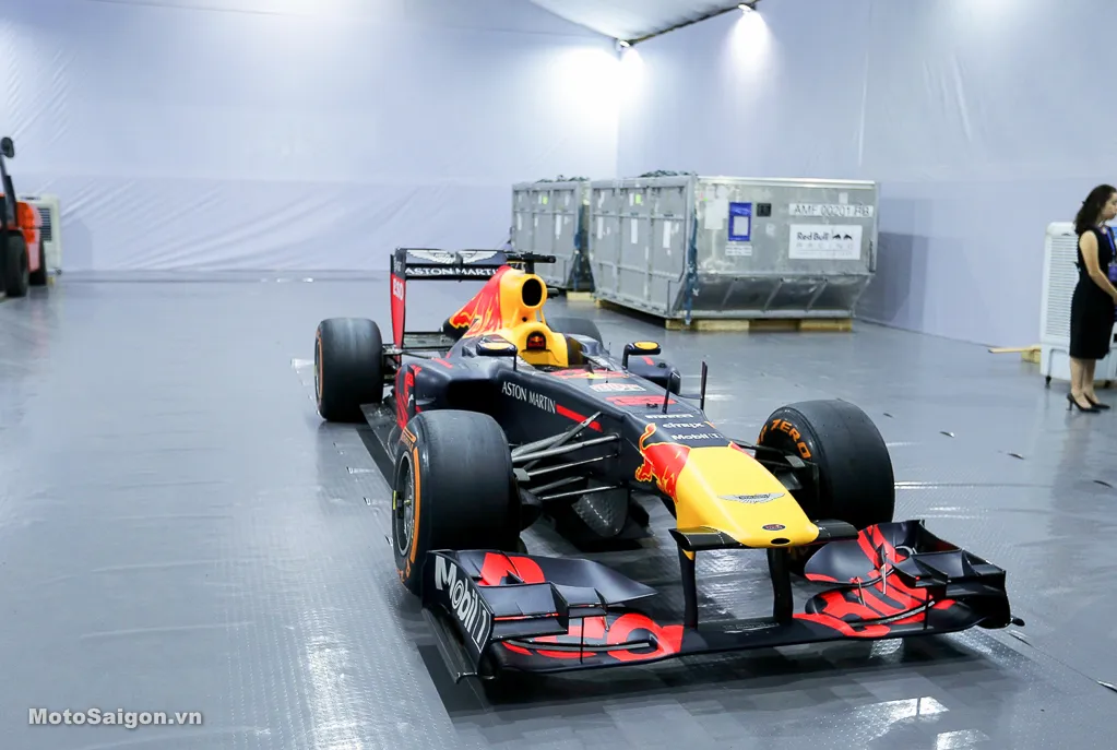 Góc nhìn từ khán đài chính hướng về vạch xuất phát đường đua F1