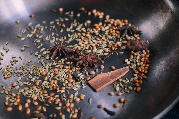Rang gia vị thảo mộc gồm hoa hồi, quế, thảo quả để tạo mùi thơm
