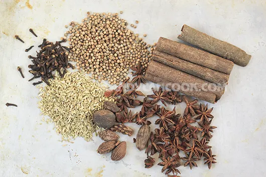 Cách đóng gói thảo mộc khô vào túi lọc để tạo nên gói gia vị nấu phở tiện dụng cho gia đình