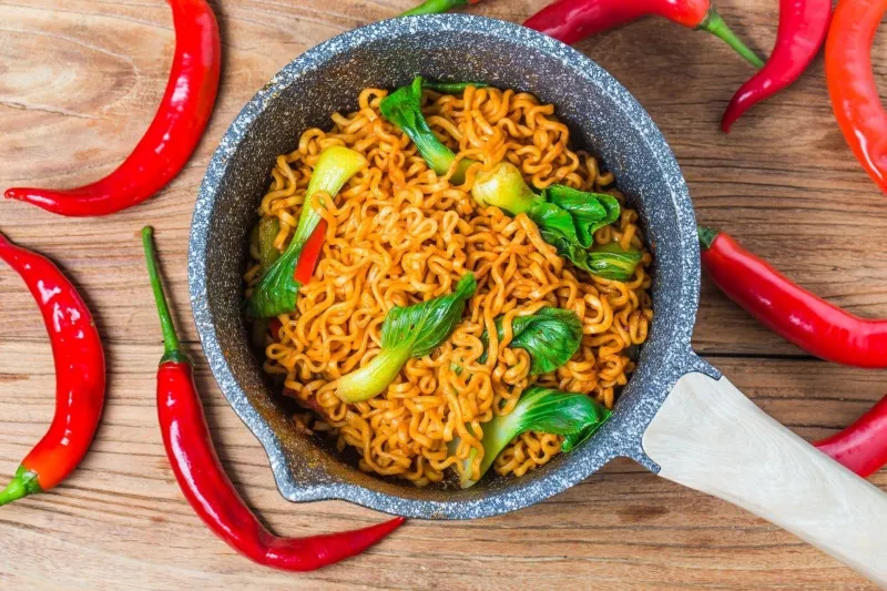 Giải đáp thắc mắc: Bà bầu ăn mì cay được không? Ăn nhiều mì cay có tốt không? 2