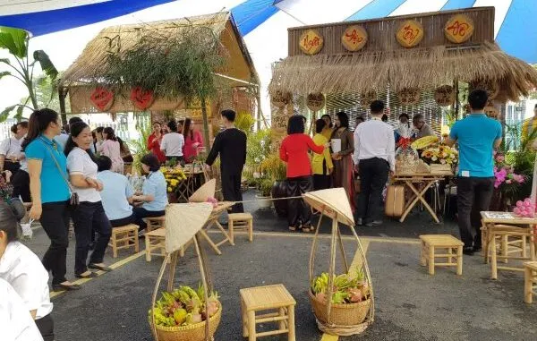 Gian hàng chợ quê bằng tre với mái lá truyền thống