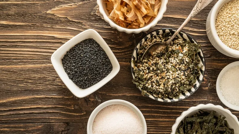 Nên tự làm gia vị rắc cơm tại nhà để dễ kiểm soát lượng muối cũng như nguyên liệu thành phần