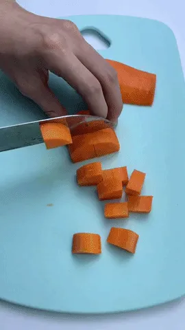 Kỹ thuật thái rau củ thành các khối vuông đồng đều giúp món ăn chín đều và thẩm mỹ hơn