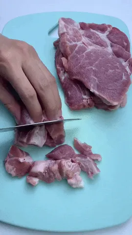 Quy trình thái thịt heo thăn thành các khối vuông chuẩn size giúp thịt giữ được độ mềm ngọt