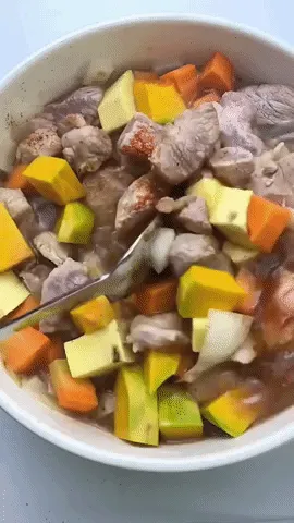 Quá trình om cà ri ở lửa nhỏ giúp hương vị thấm sâu vào từng thớ thịt và rau củ