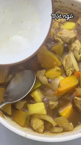 Thao tác thêm nước bột bắp giúp tạo độ sánh mịn đặc trưng cho phần nước sốt cà ri