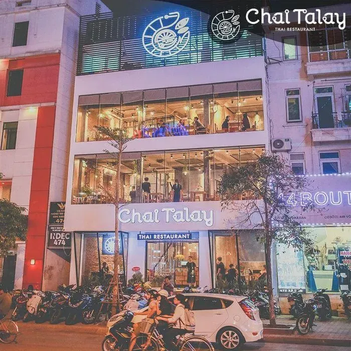 Góc nhìn từ trên cao về không gian bàn ăn tại Chai Talay, thể hiện sự ấm cúng, phù hợp cho tiệc gia đình