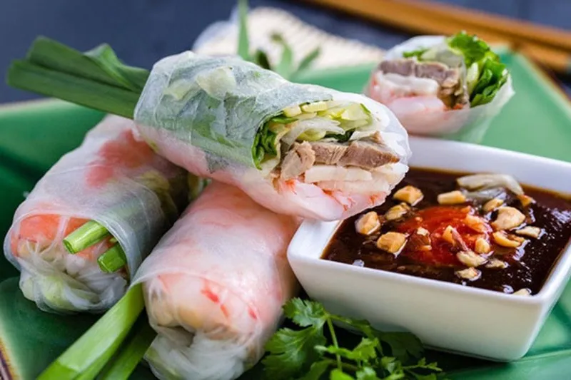 Gỏi cuốn thịt heo luộc và tôm tươi