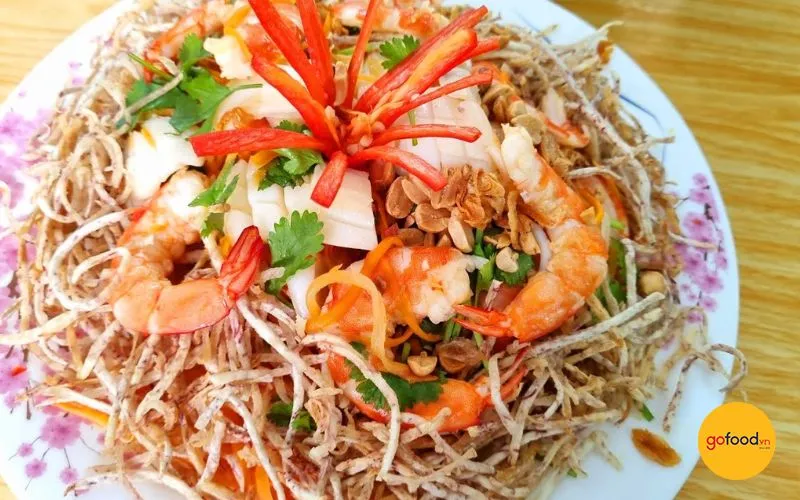 Gỏi hải sản khoai môn