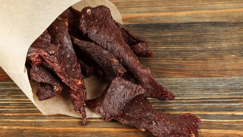 Nhận biết thịt bò khô bị mốc trắng qua các dấu hiệu bề mặt