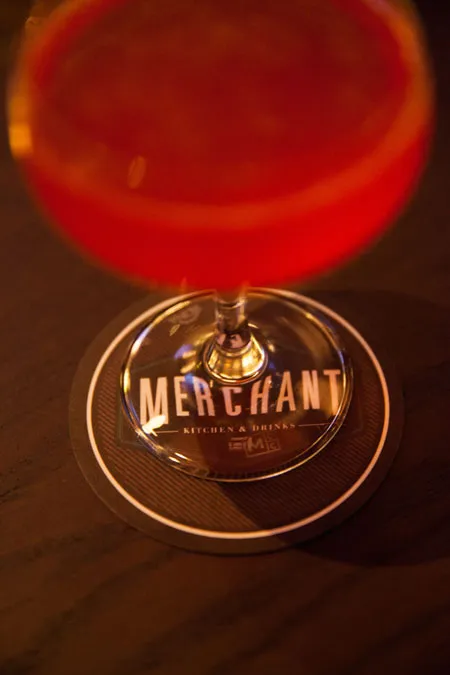 Đồ họa nghệ thuật về các loại ly sử dụng trong phục vụ rượu và cocktail trong nhà hàng