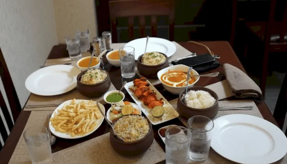 Grills & Gravy nổi bật với thực đơn đa dạng, các món ăn được chế biến từ nguyên liệu tươi ngon và gia vị truyền thống (Nguồn: Internet)