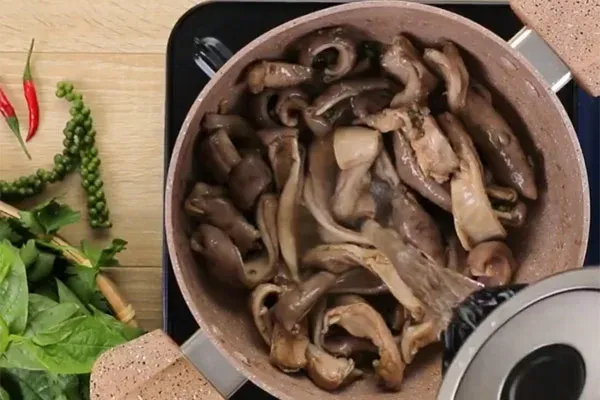 Hầm xương heo lấy nước dùng trước khi cho bao tử vào nấu