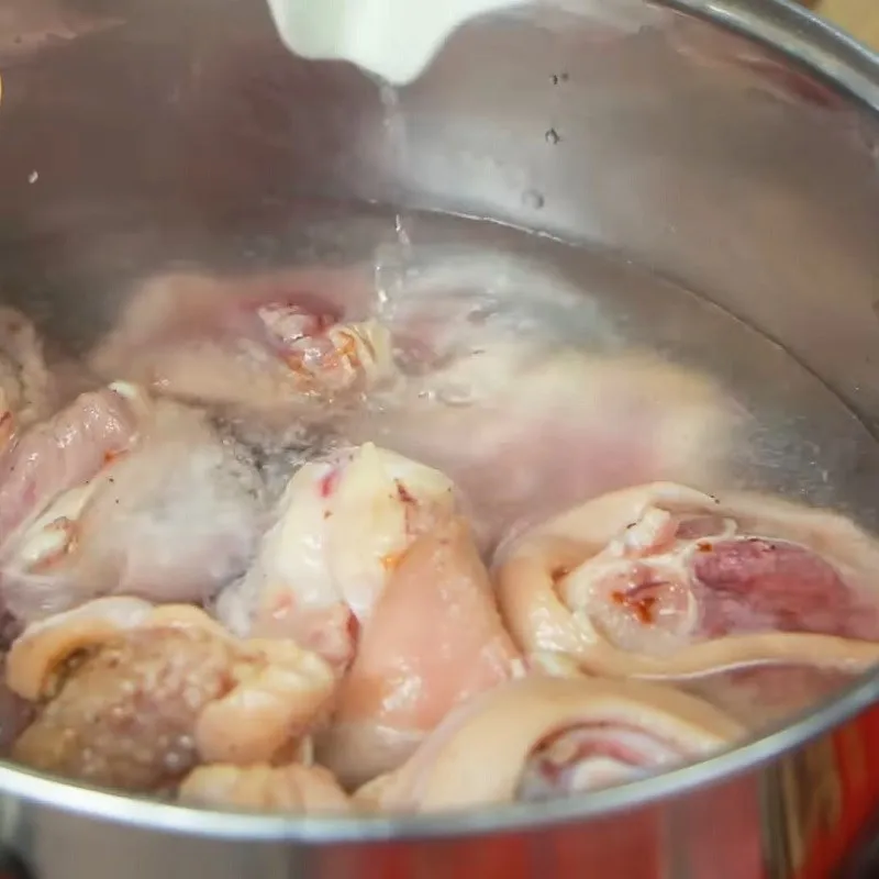 Xào săn chân giò với hành tím phi thơm để giữ độ ngọt tự nhiên