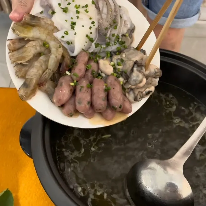 Ninh gà lấy nước dùng ngọt tự nhiên cho lẩu nấm