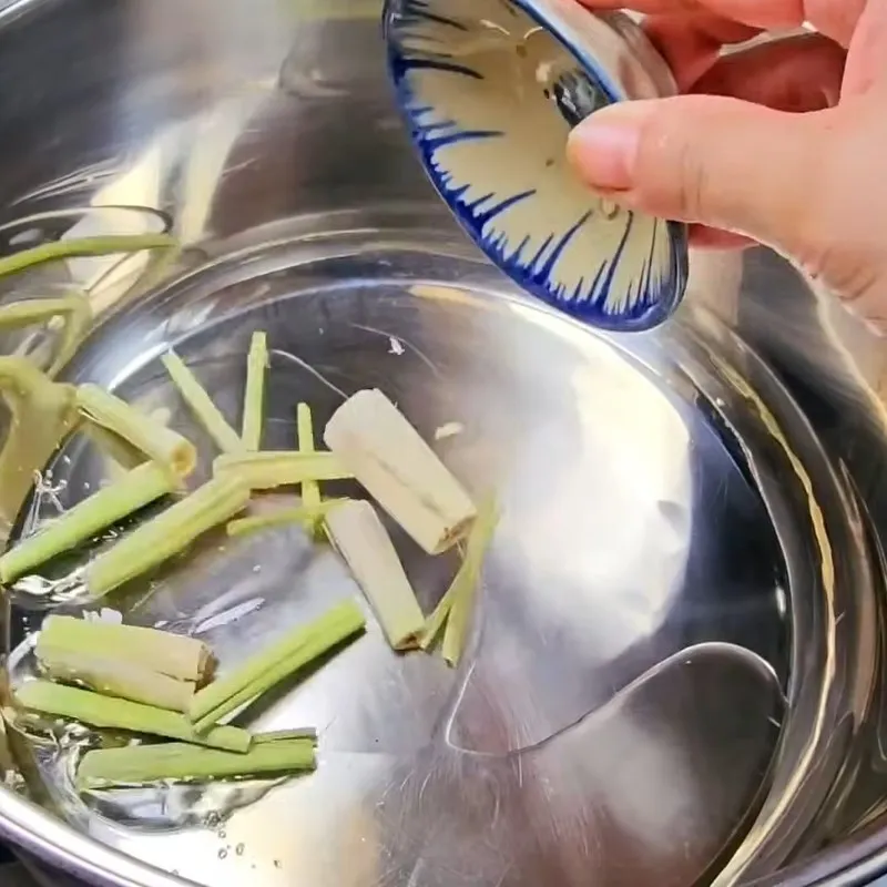 Bước 3 Hầm gà với nước dừa dão