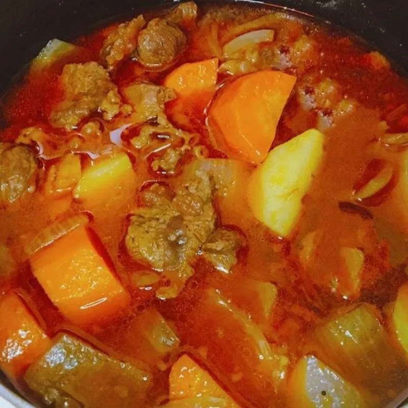 Cận cảnh món gân bò sốt vang được trình bày ra bát