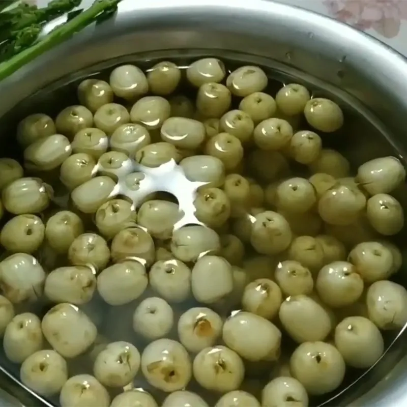 Ninh xương gà cùng hạt sen tạo độ ngọt thanh tự nhiên cho món súp