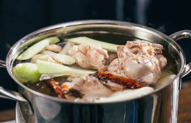 Quy trình hầm nước dùng mì Ramen từ xương và rau củ tươi