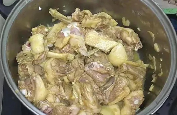 Hầm vịt tiềm nước dừa trên bếp lửa nhỏ