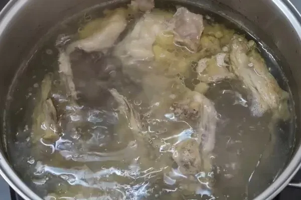 Hầm xương gà trong nhiều giờ để lấy tinh chất ngọt tự nhiên